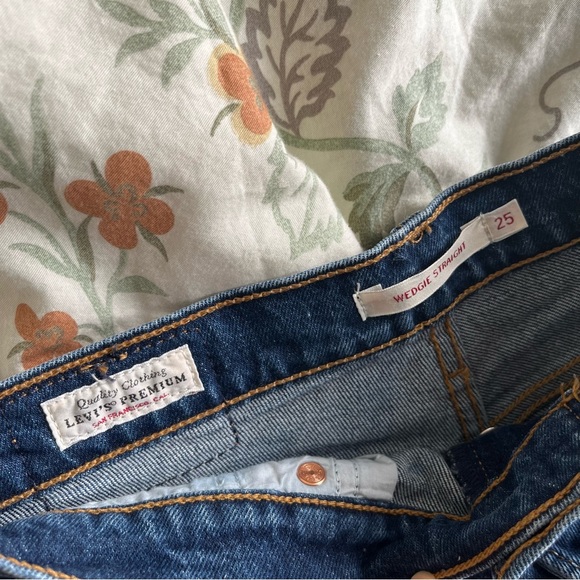 Levi's Wedgie Straight Cropped Jeans - Picture 5 of 5